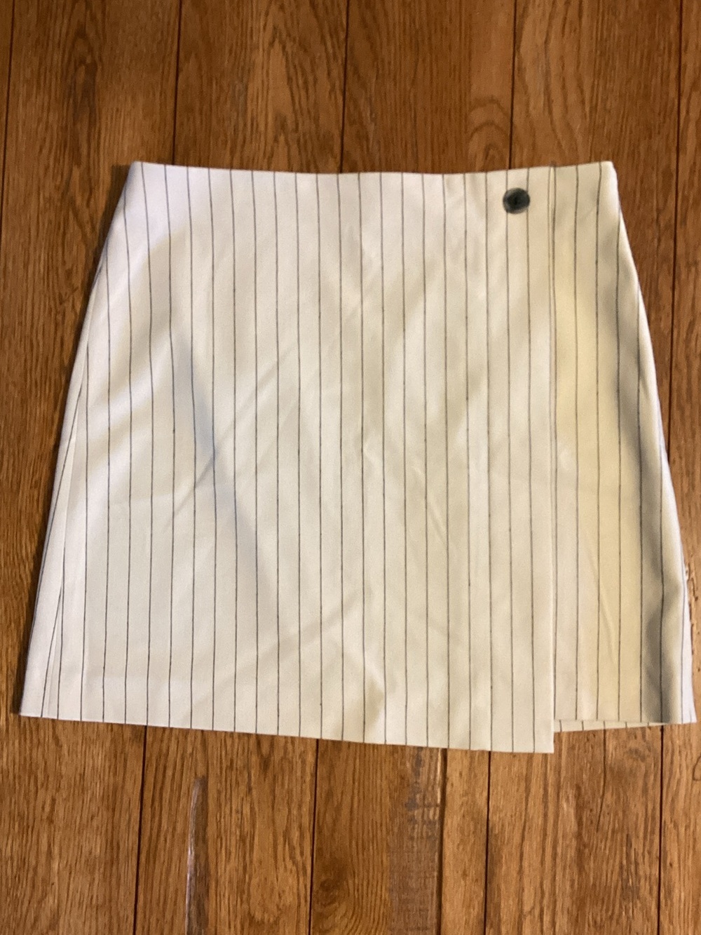 Loft cream wrap skirt with black pin stripes, NEW with tags. Womenβs size 4